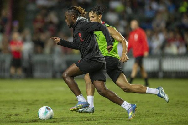 AC Milan cạnh tranh với Live